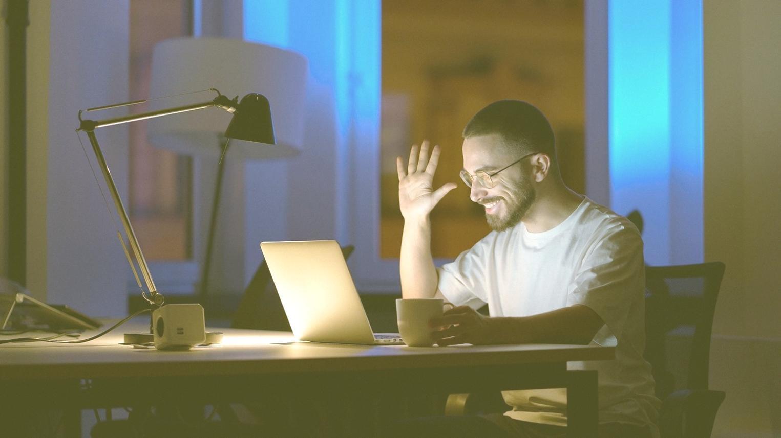 Budgetplanung in der Praxis — Übersicht von Haushaltsdaten auf einem Schreibtisch